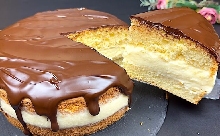 Torta a strati italiana con panna e glassa al cioccolato