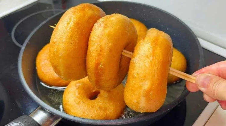 1 bicchiere d’acqua e 1 bicchiere di semolino. Le ciambelle provengono dall’URSS. Queste ciambelle chiedono solo di essere messe in bocca.