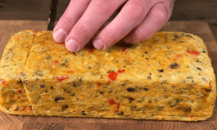 Casseruola di cavolo e verdure arrosto con salsa allo yogurt