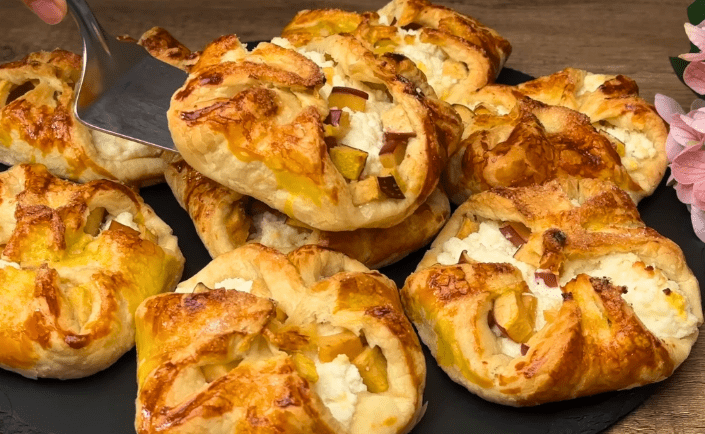 Tasche di pasta sfoglia con mele e ricotta