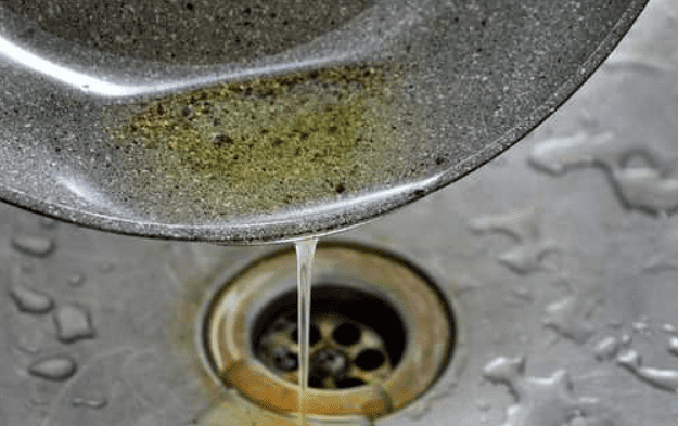 Non dovresti mai versare l'olio bollente nello scarico del lavandino, ecco perché