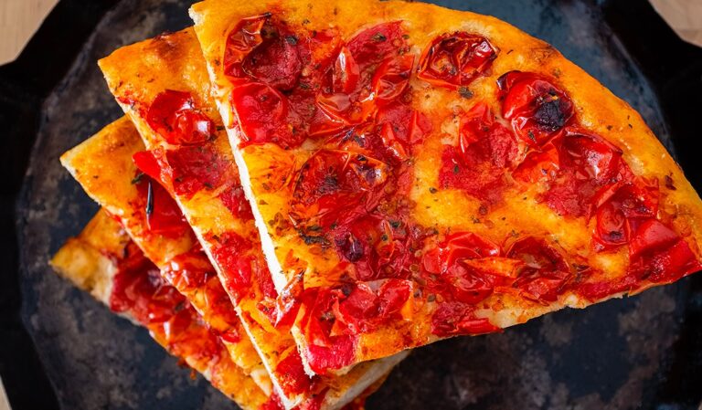 Focaccia barese: la ricetta tradizionale della Puglia