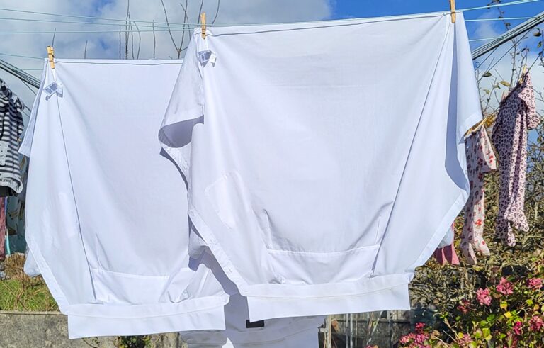 Come smacchiare i colletti ingialliti delle camicie con soli ingredienti naturali