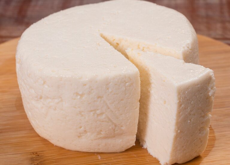 Formaggio fatto in casa con 1 litro di latte, mezzo limone e 1 yogurt: la ricetta semplice e veloce