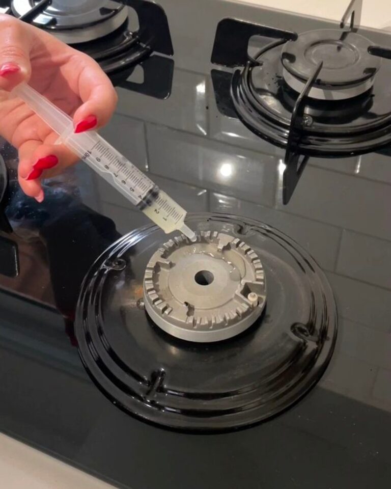 Come utilizzare una siringa usata per pulire il piano cottura: il trucco che non ti aspetti