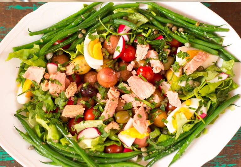 Fai il pieno di antiossidanti con l’insalata di fagiolini, feta, tonno e pomodorini