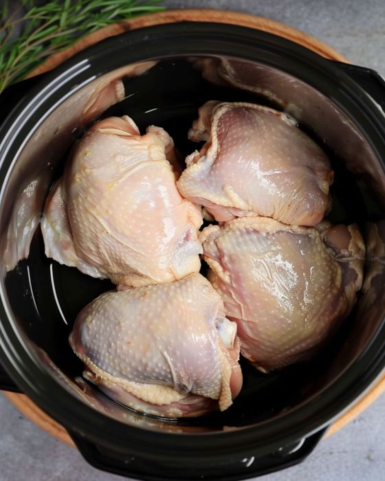 Basta buttare un po' di pollo nella pentola a cottura lenta, ma è quello che aggiungi sopra che lo trasforma davvero in un piatto preferito dalla famiglia
