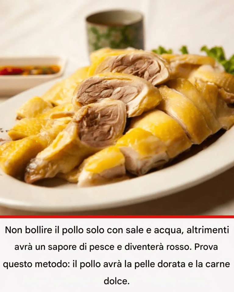 Non bollire il pollo solo con sale e acqua, altrimenti avrà un sapore di pesce e diventerà rosso. Prova questo metodo: il pollo avrà la pelle dorata e la carne dolce.
