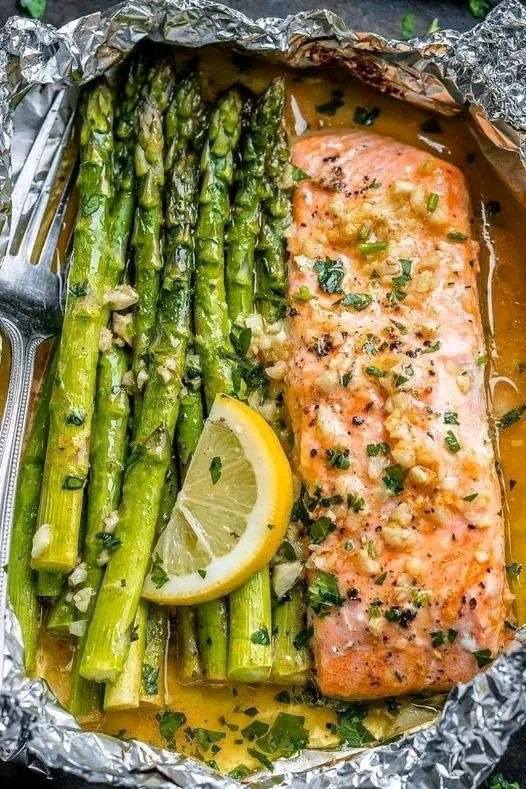 Sacchetti di alluminio con salmone al burro all'aglio e asparagi