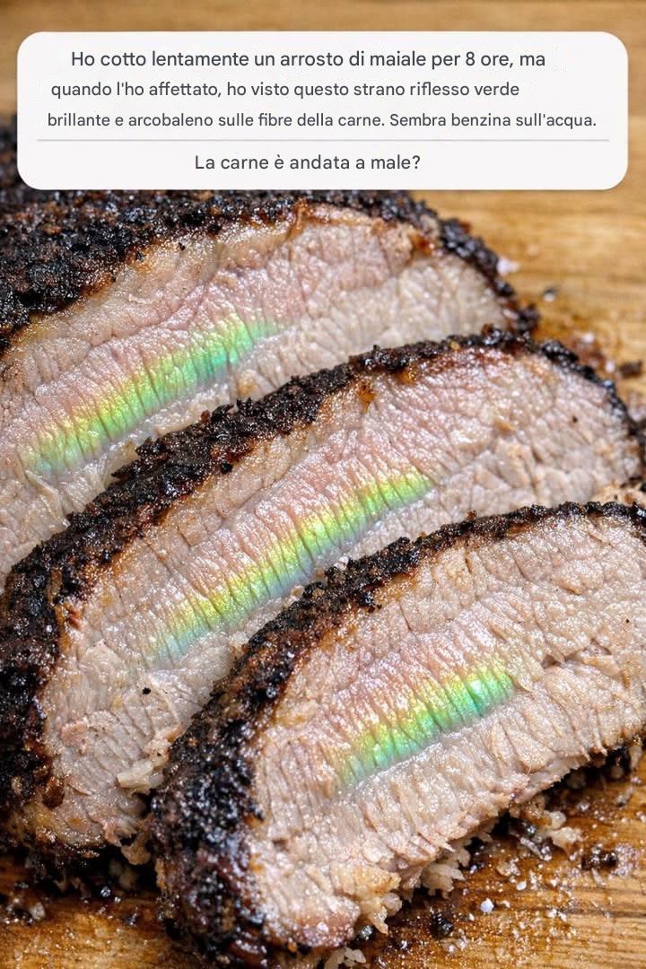 Ho cotto lentamente un arrosto di maiale per 8 ore, ma quando l'ho tagliato, ho visto questo strano riflesso verde brillante e arcobaleno sulle fibre della carne. Sembra benzina sull'acqua. La carne è andata a male?